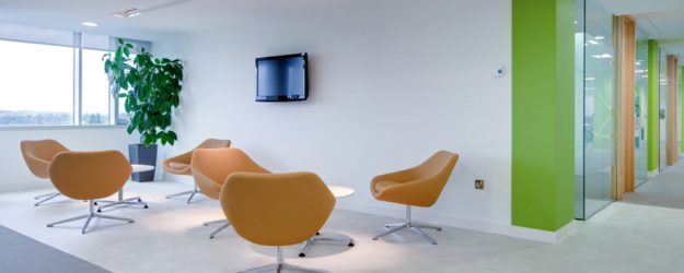 Modern office reception area DentalTel aporta los contenidos para tu pantalla para clínica dental